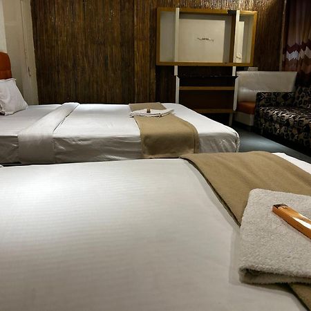 Hotel Empire Ujjain Esterno foto