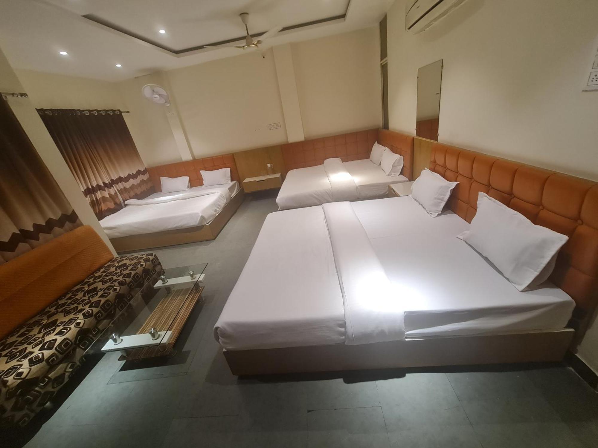 Hotel Empire Ujjain Esterno foto