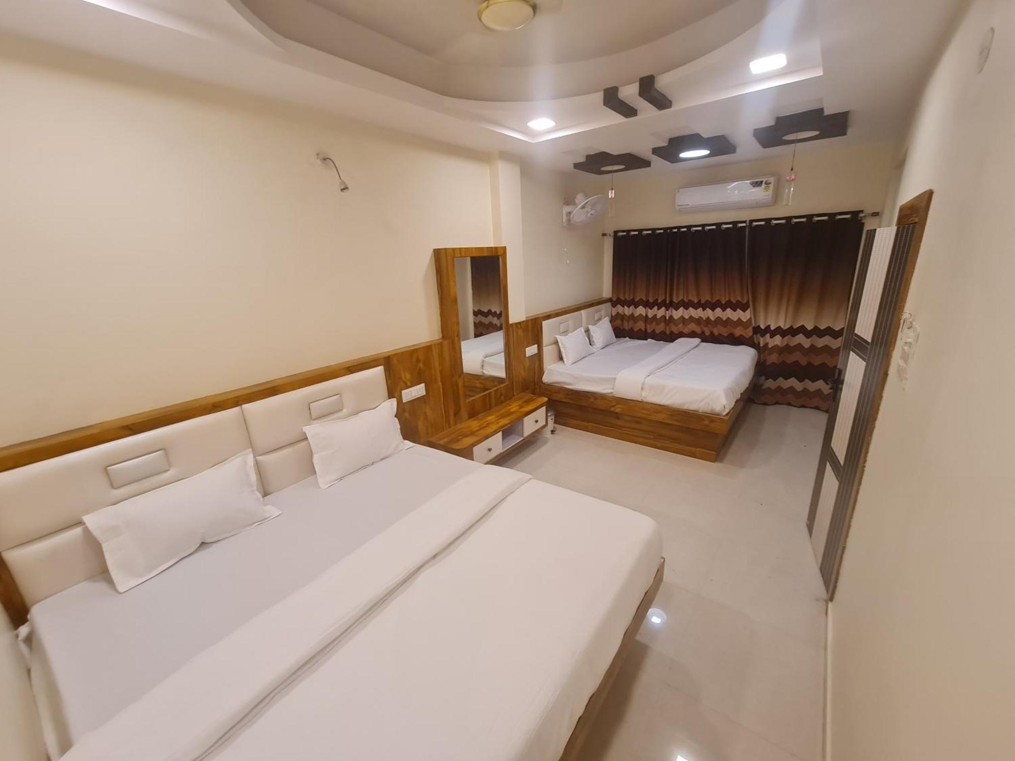 Hotel Empire Ujjain Esterno foto