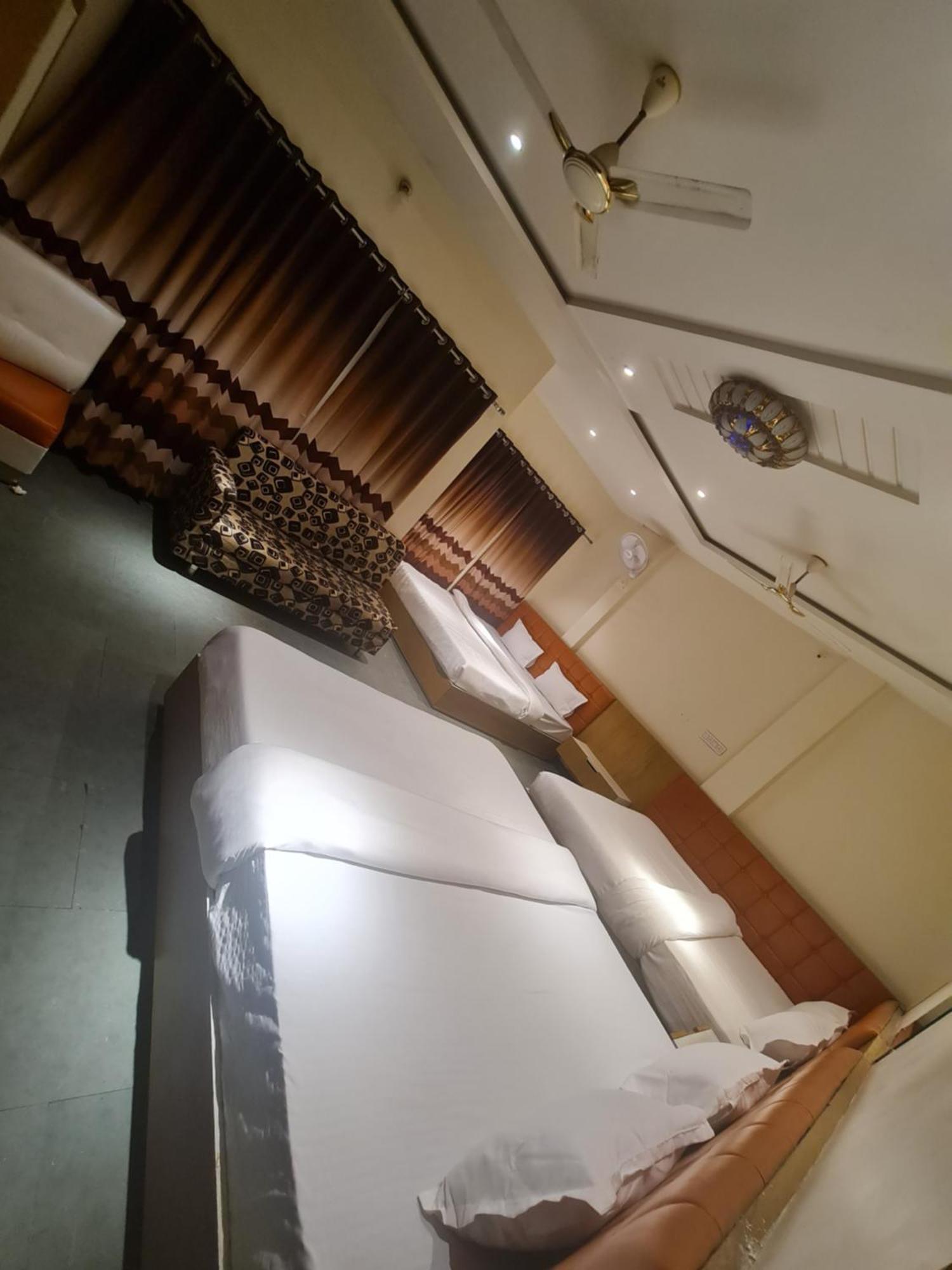 Hotel Empire Ujjain Esterno foto