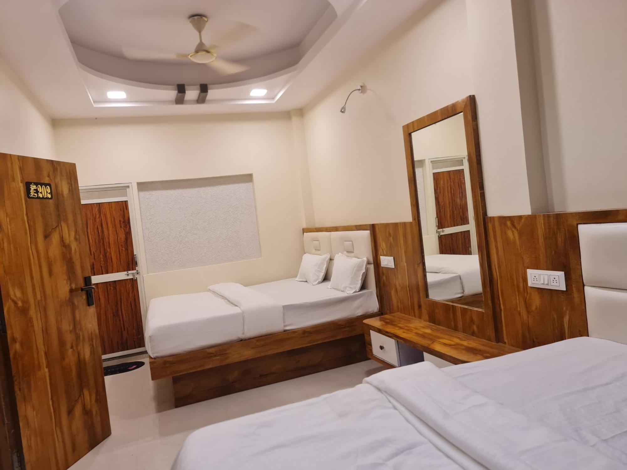 Hotel Empire Ujjain Esterno foto