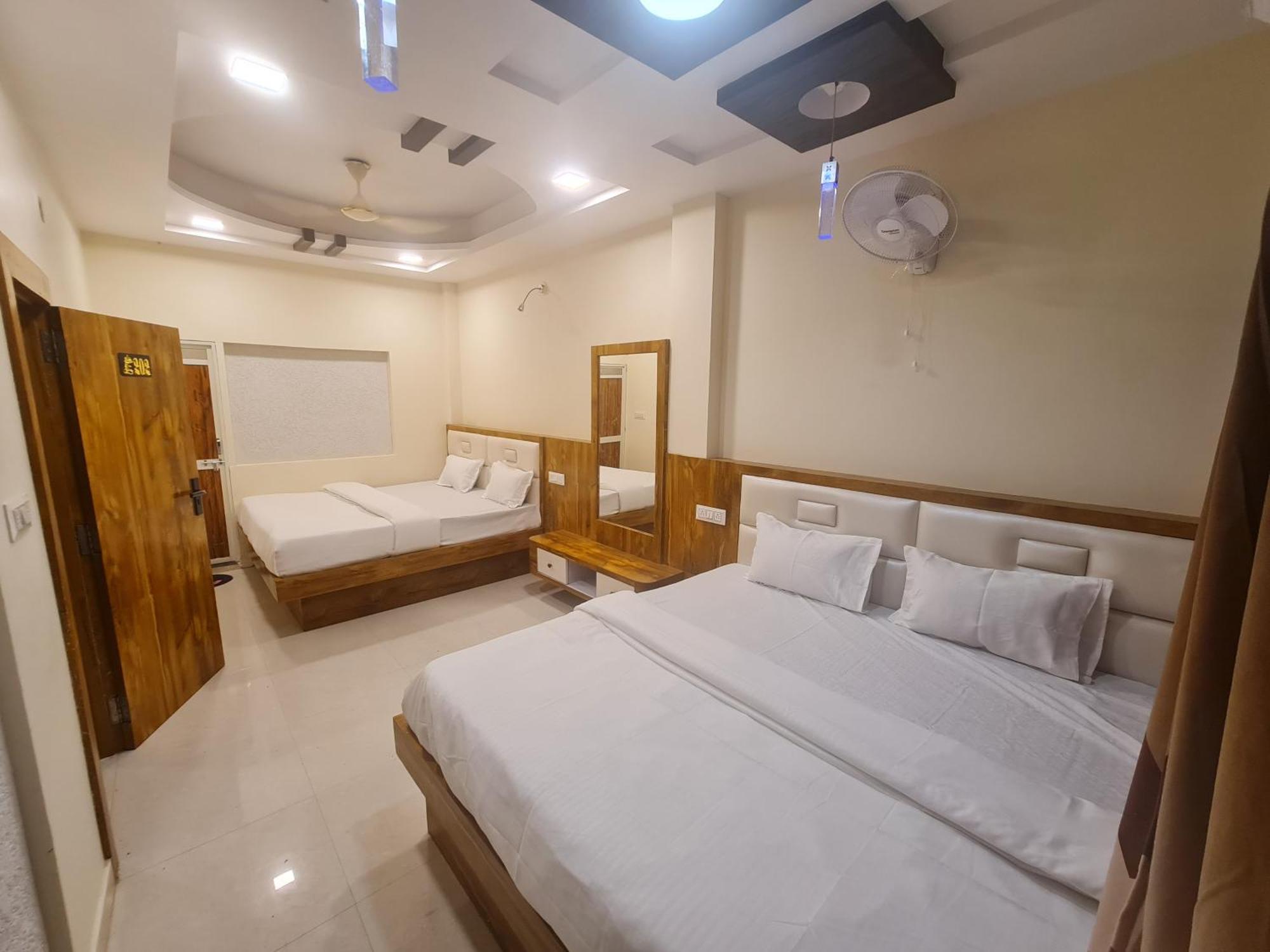 Hotel Empire Ujjain Esterno foto