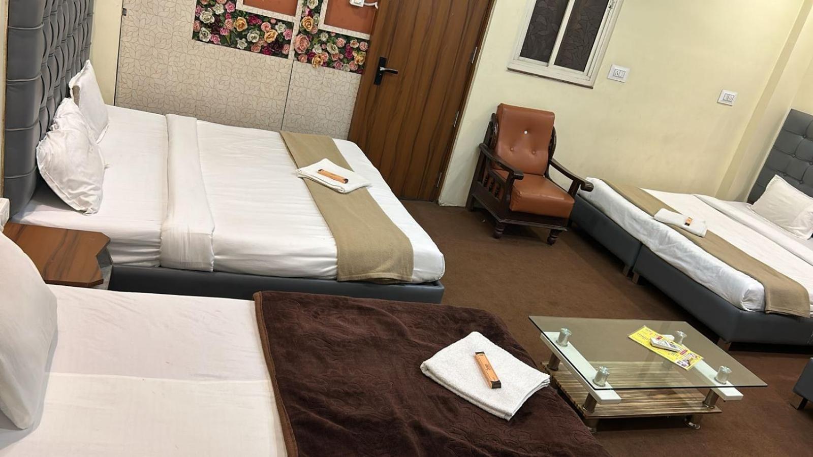 Hotel Empire Ujjain Esterno foto