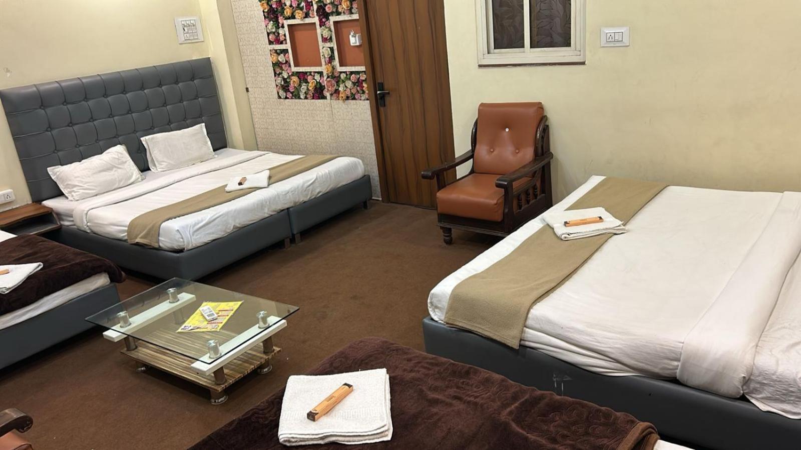 Hotel Empire Ujjain Esterno foto