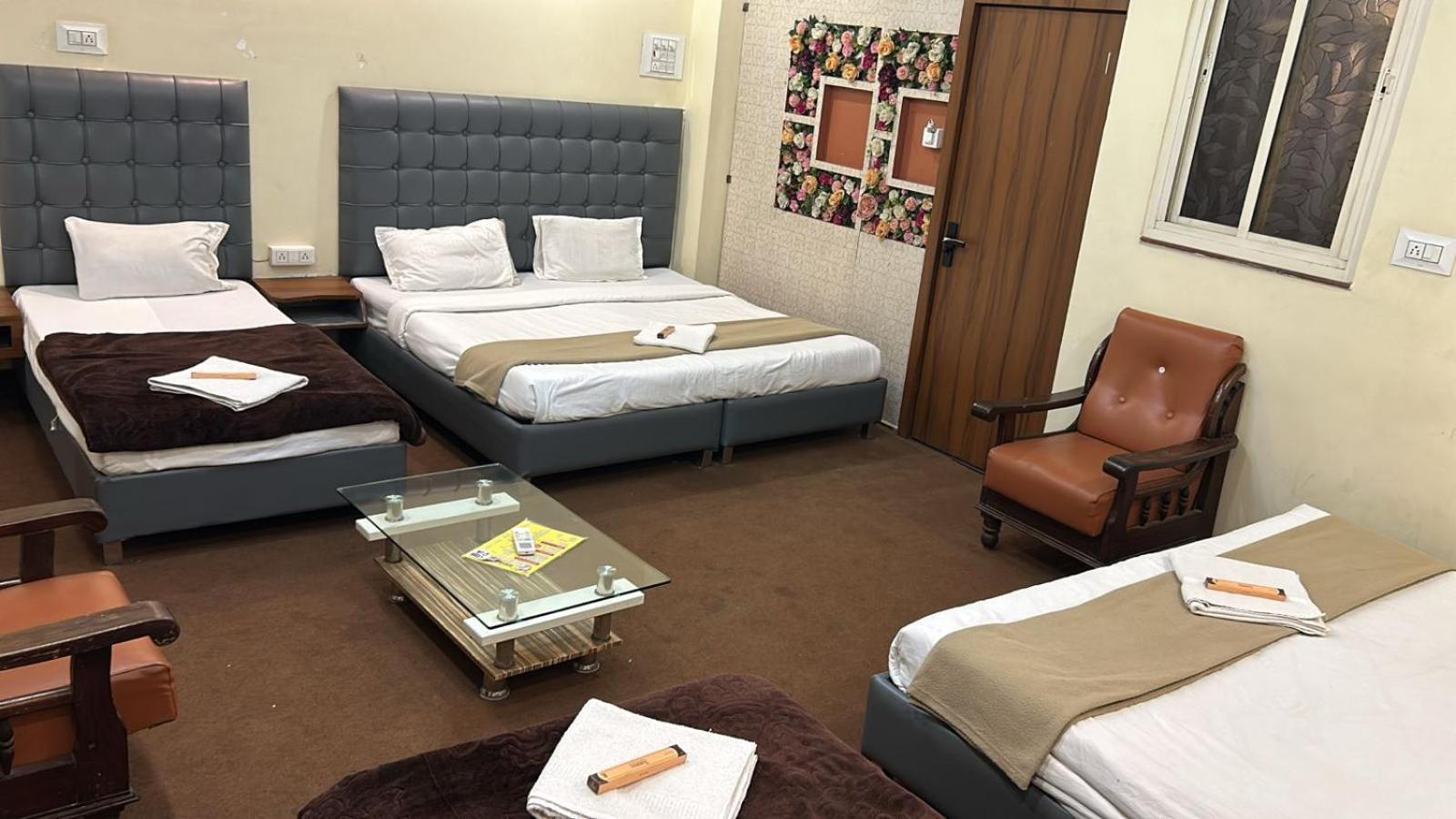 Hotel Empire Ujjain Esterno foto