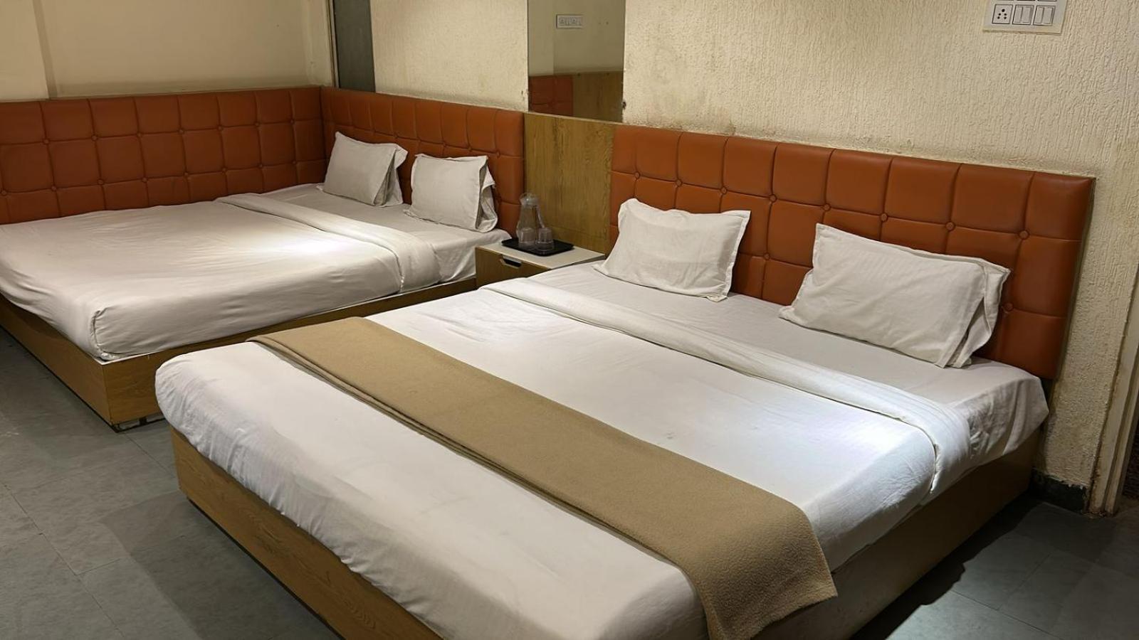 Hotel Empire Ujjain Esterno foto