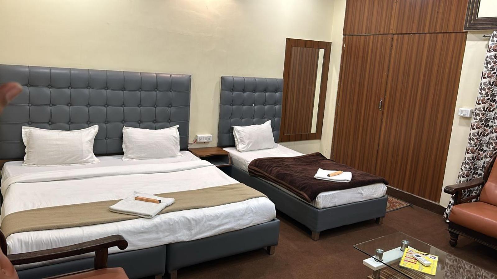 Hotel Empire Ujjain Esterno foto