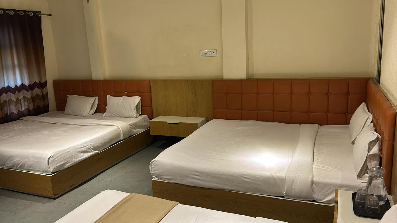 Hotel Empire Ujjain Esterno foto