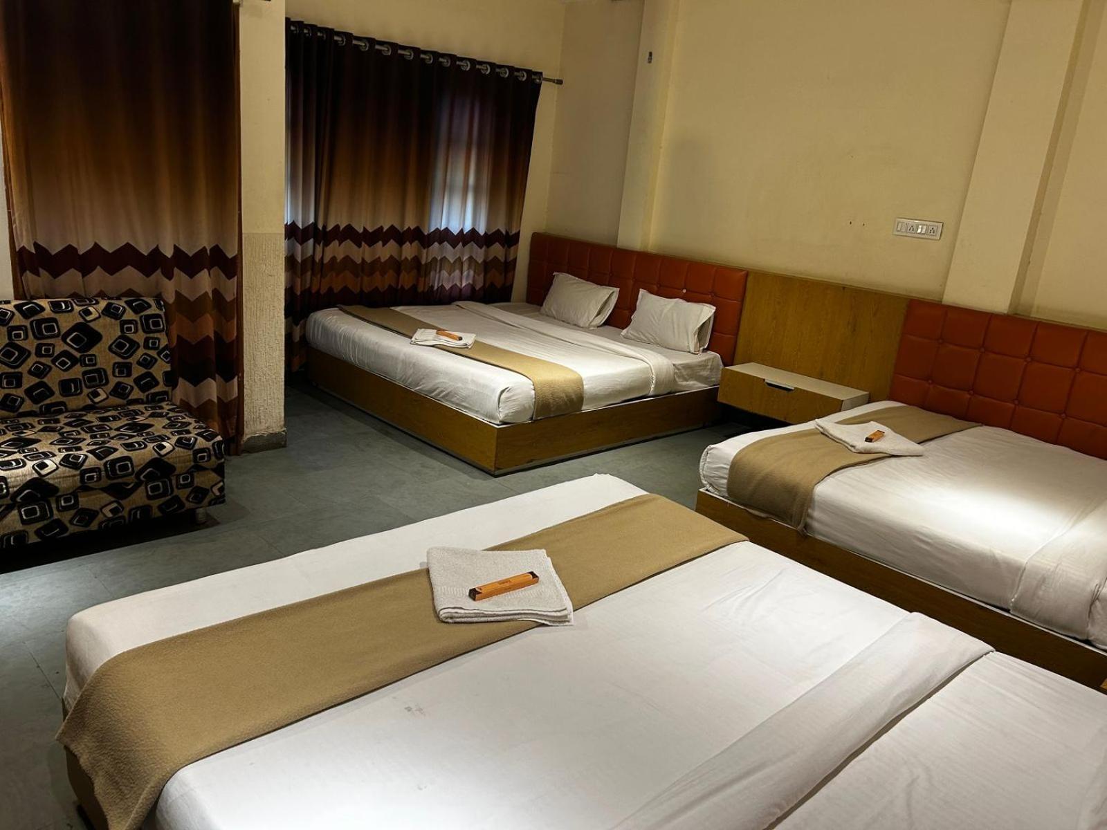 Hotel Empire Ujjain Esterno foto
