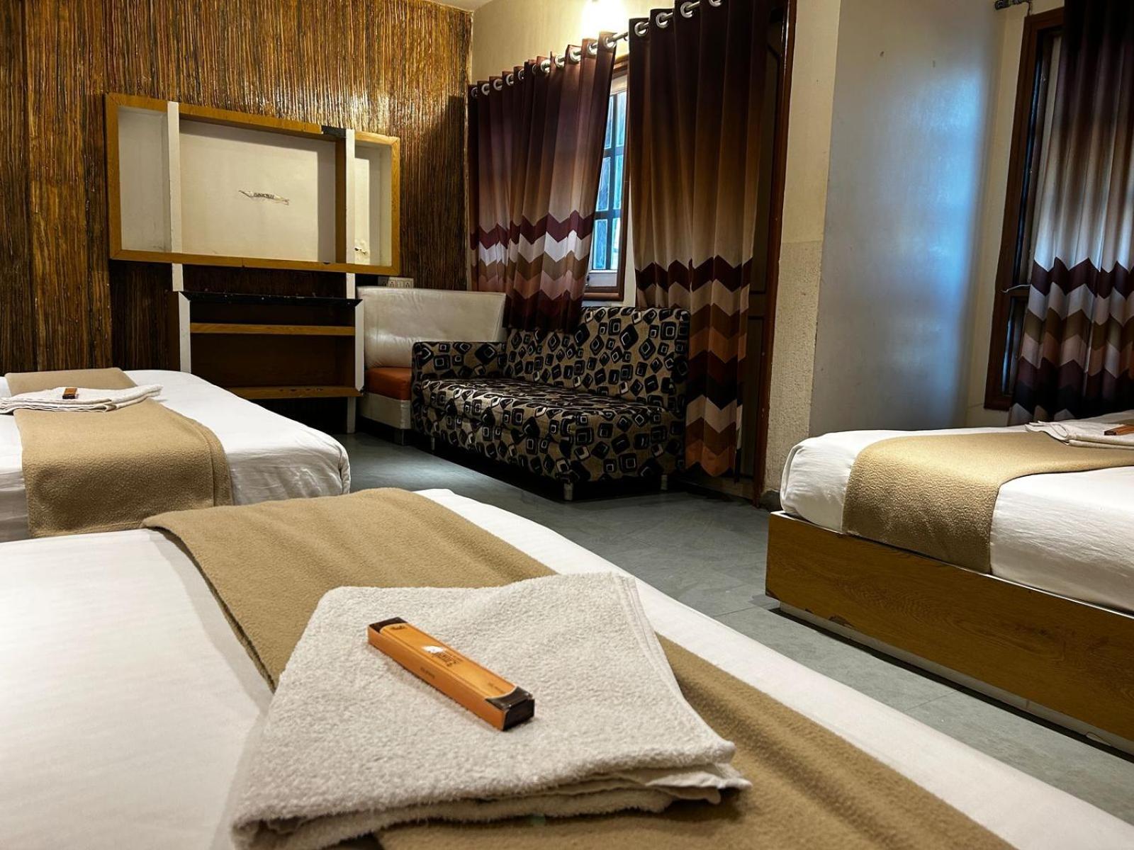 Hotel Empire Ujjain Esterno foto
