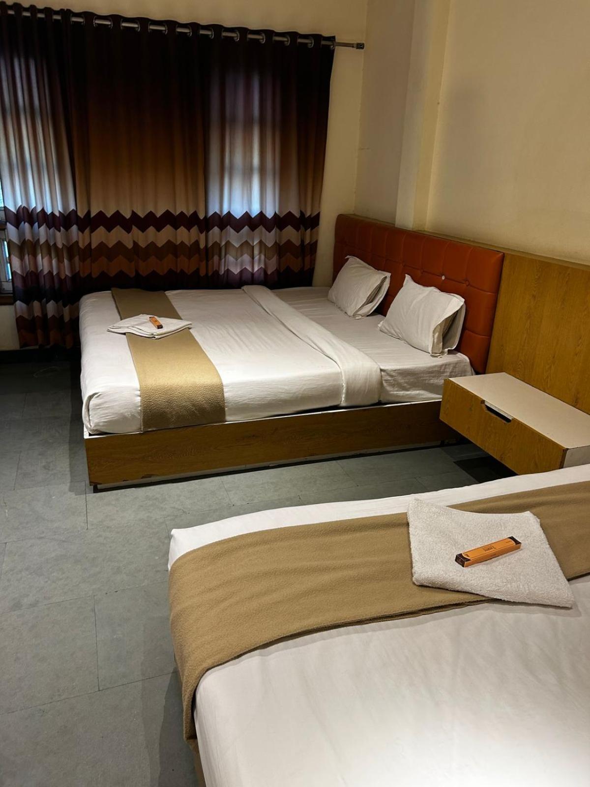 Hotel Empire Ujjain Esterno foto