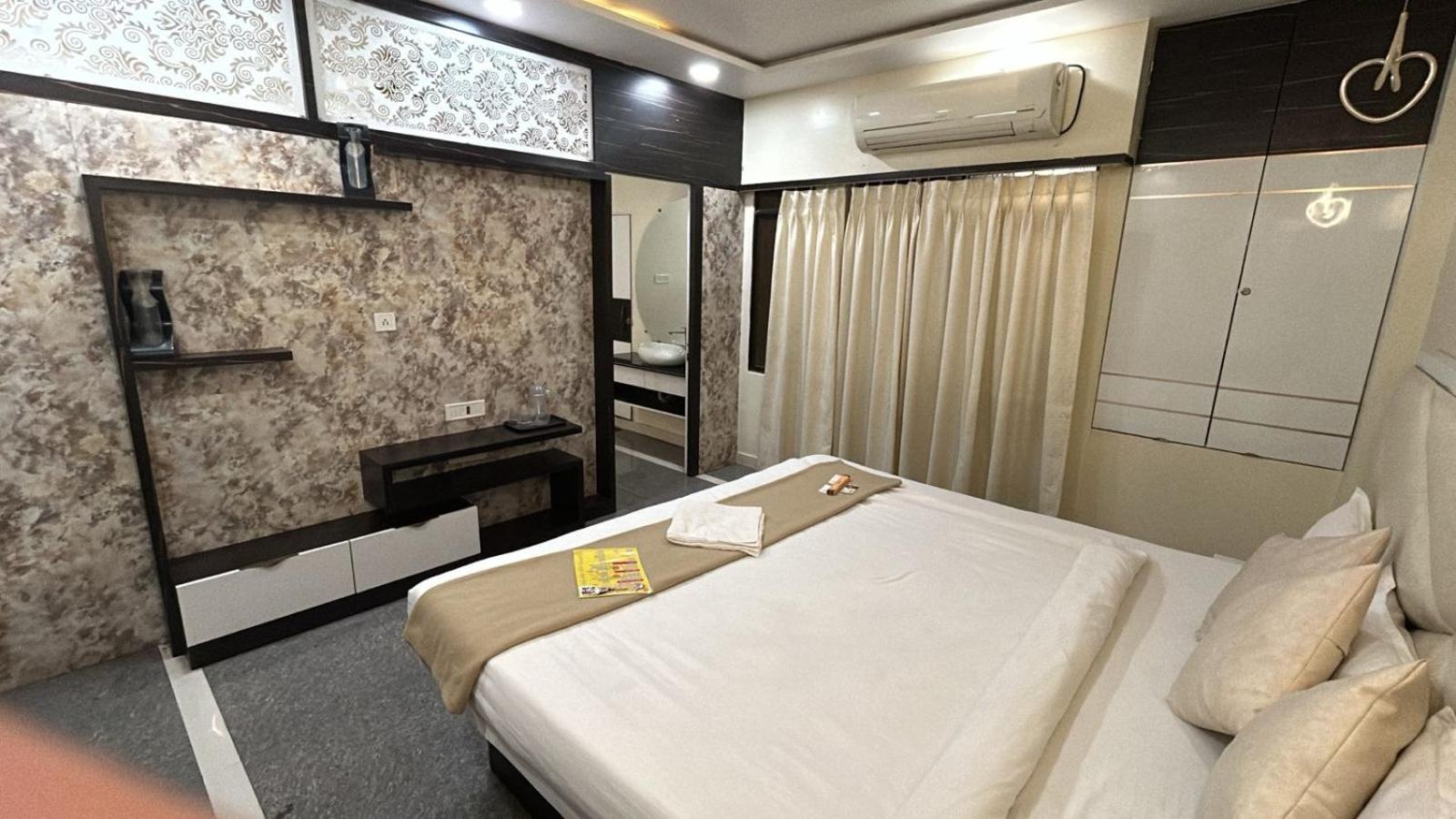 Hotel Empire Ujjain Esterno foto
