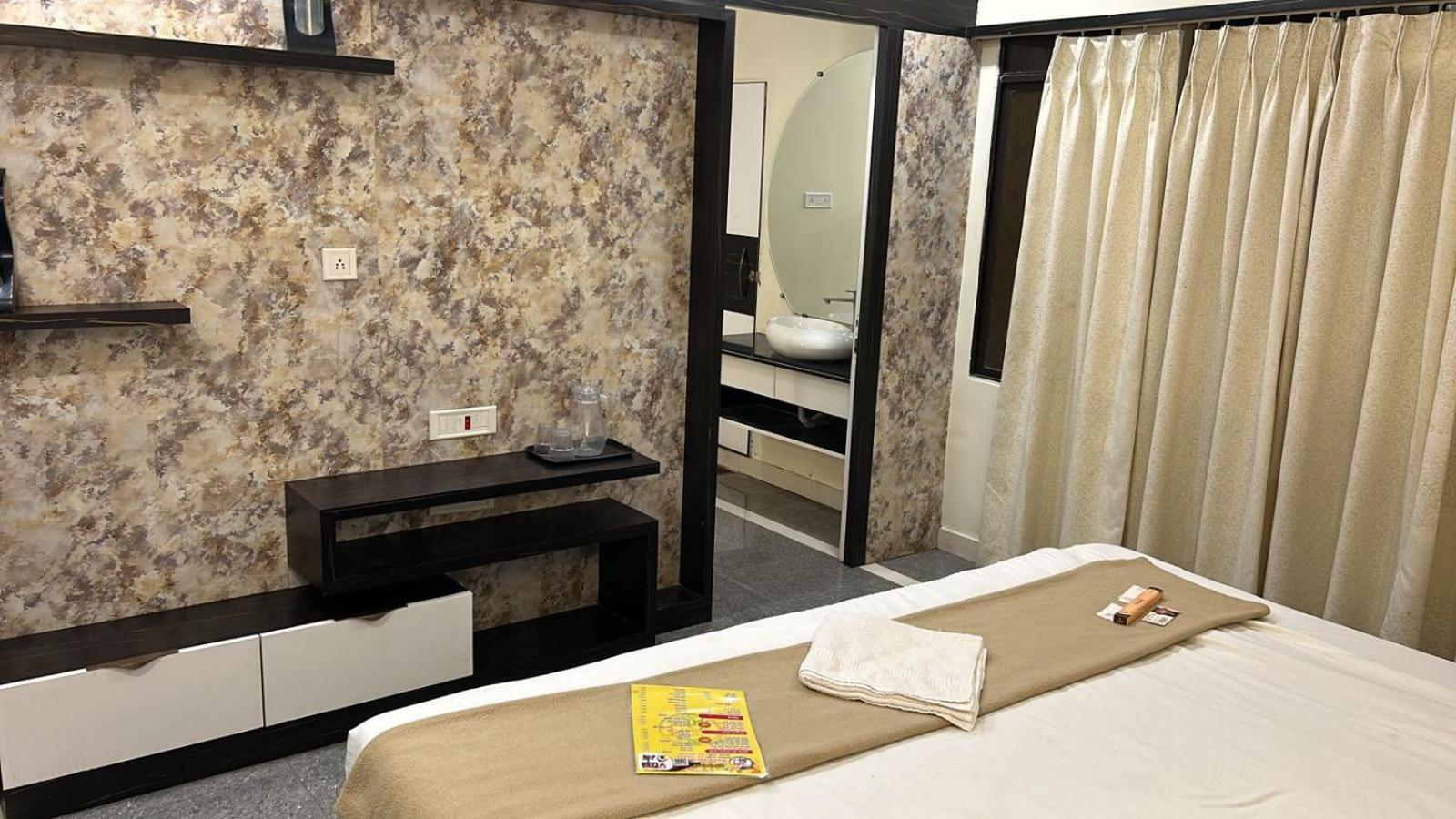 Hotel Empire Ujjain Esterno foto