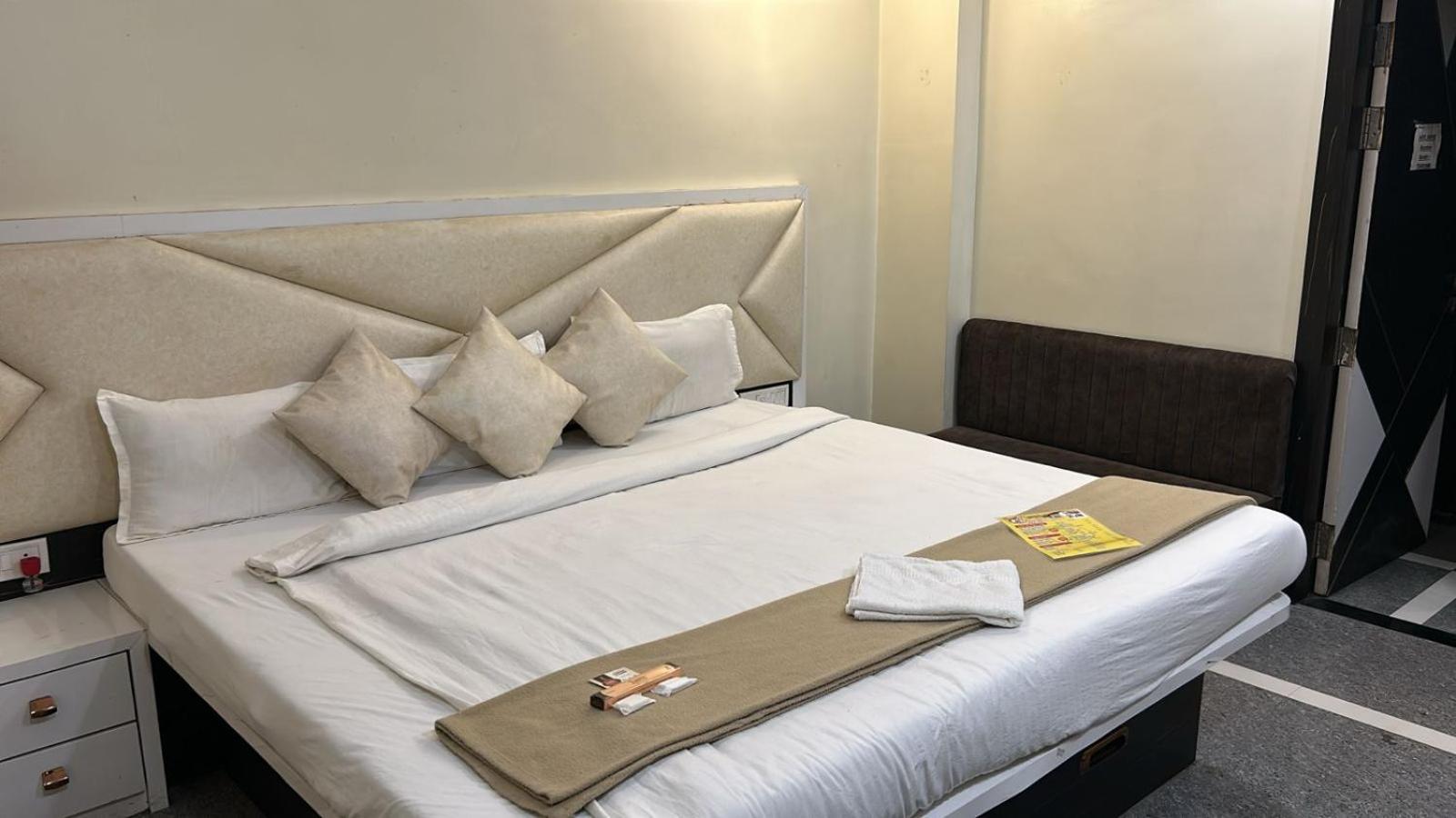 Hotel Empire Ujjain Esterno foto