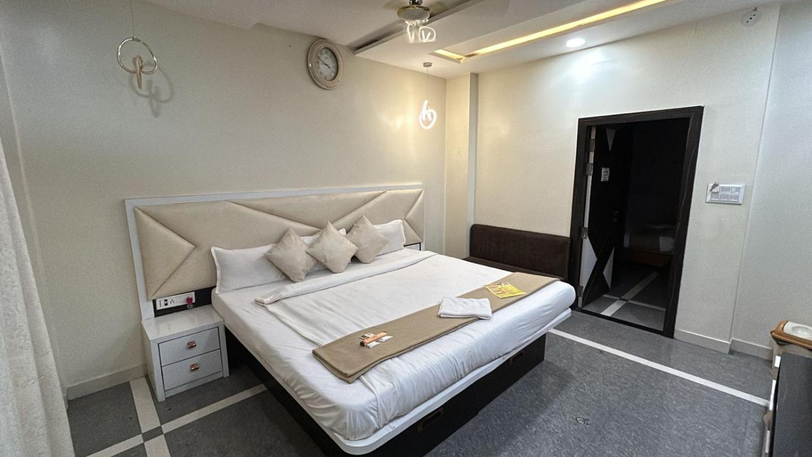 Hotel Empire Ujjain Esterno foto