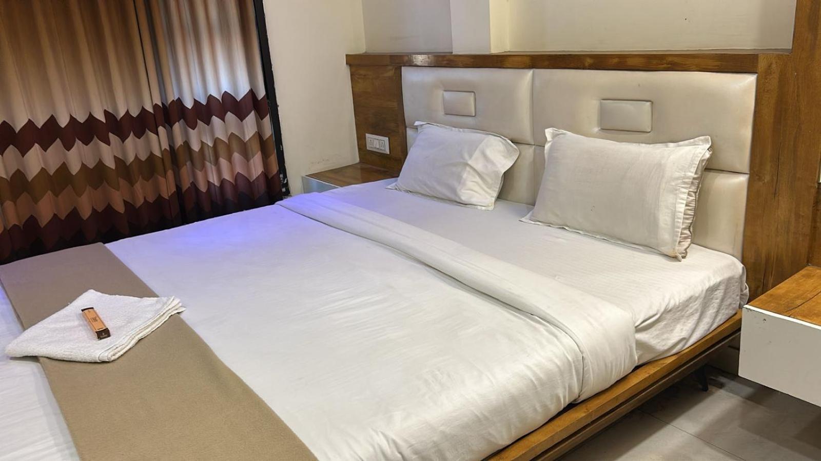 Hotel Empire Ujjain Esterno foto