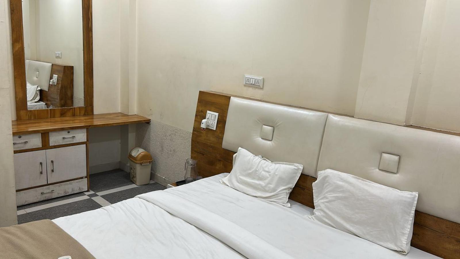 Hotel Empire Ujjain Esterno foto