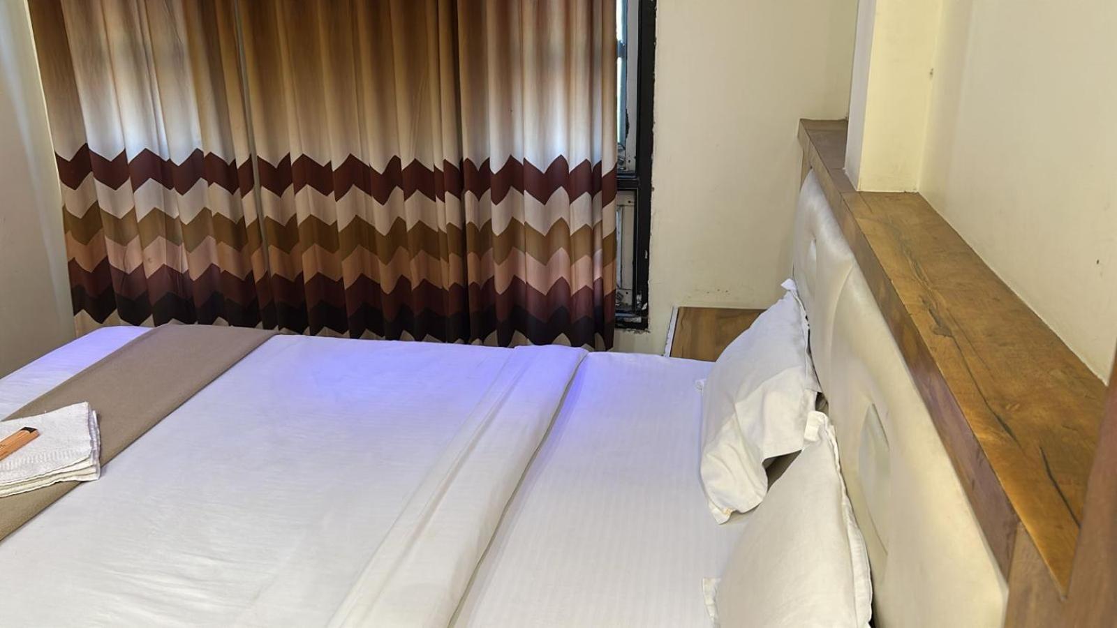 Hotel Empire Ujjain Esterno foto