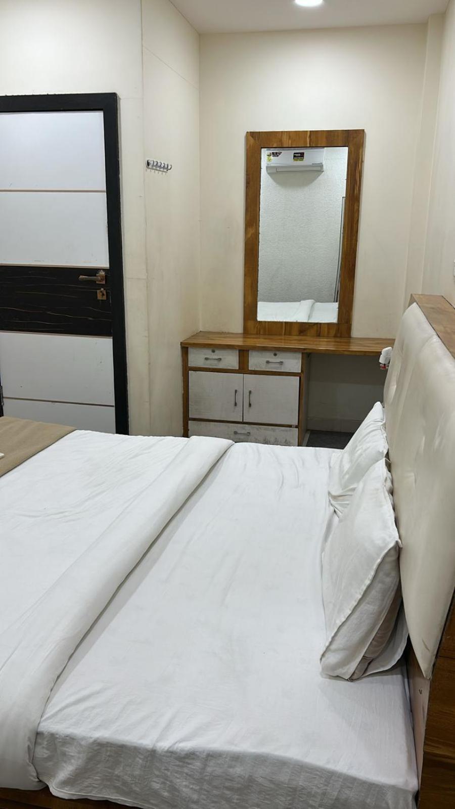 Hotel Empire Ujjain Esterno foto