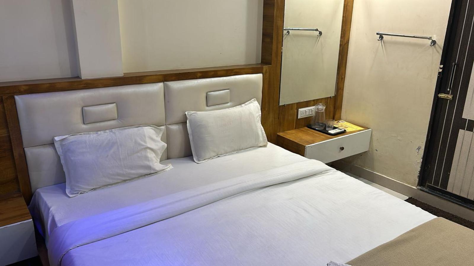 Hotel Empire Ujjain Esterno foto