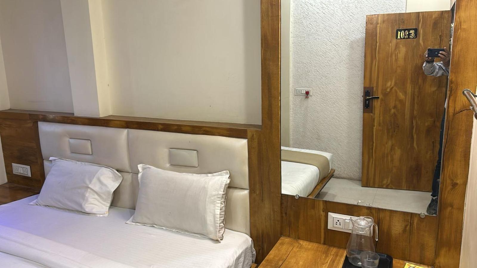Hotel Empire Ujjain Esterno foto