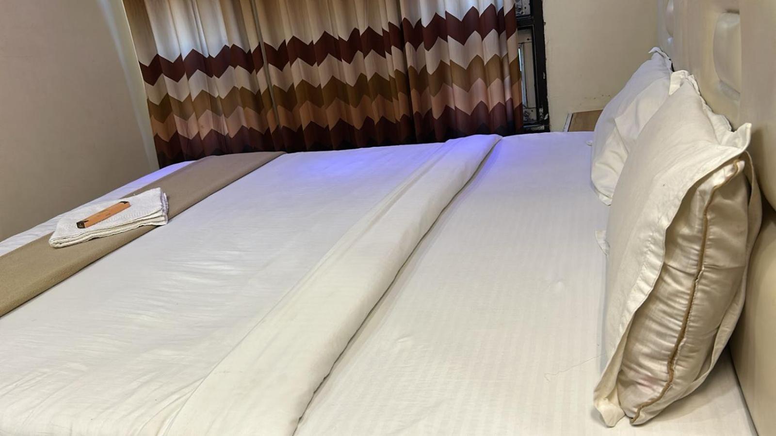 Hotel Empire Ujjain Esterno foto