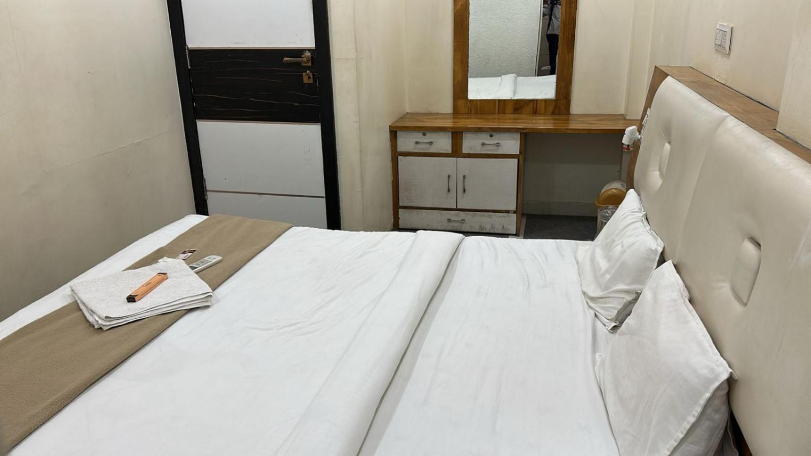 Hotel Empire Ujjain Esterno foto