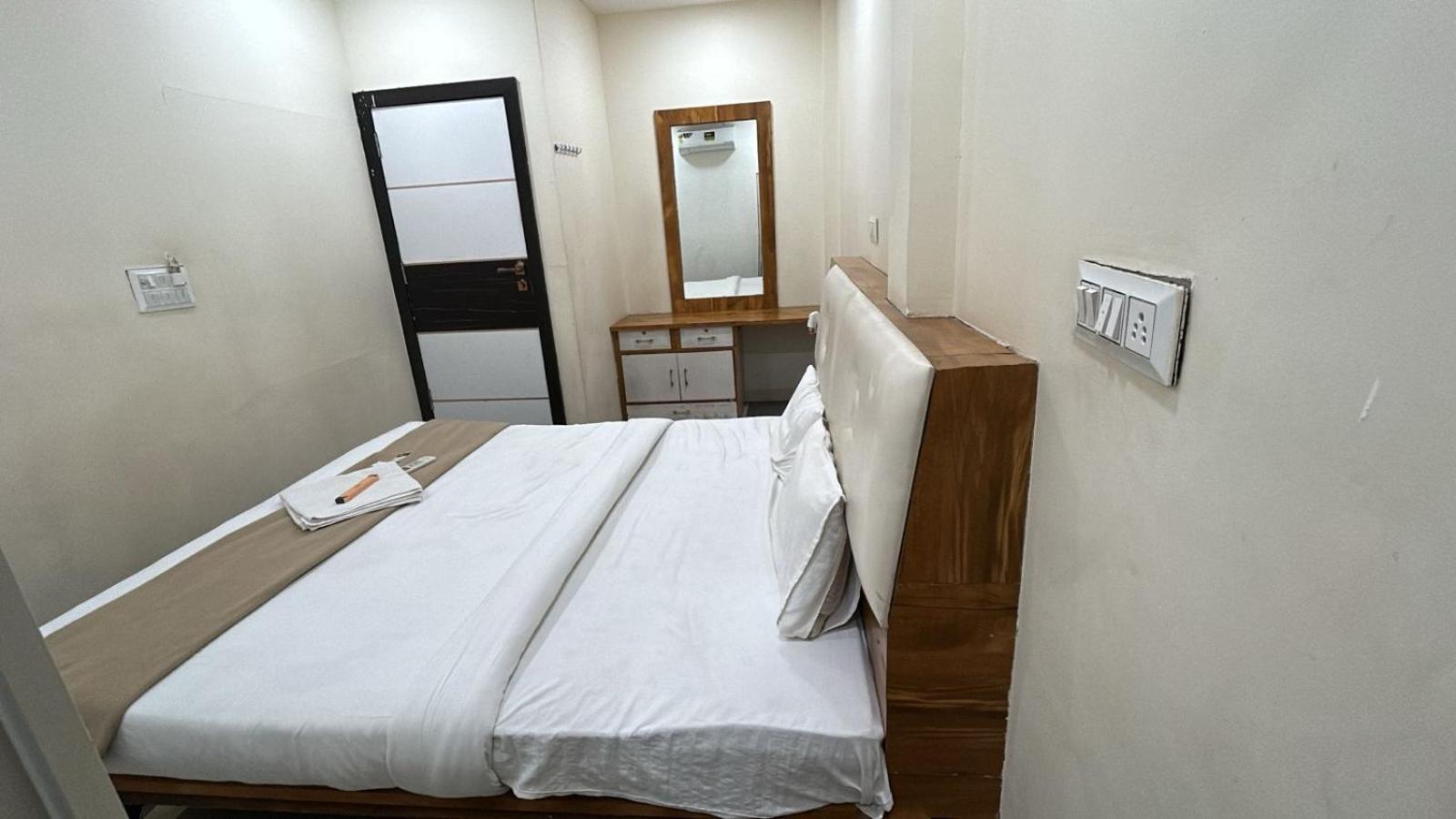 Hotel Empire Ujjain Esterno foto