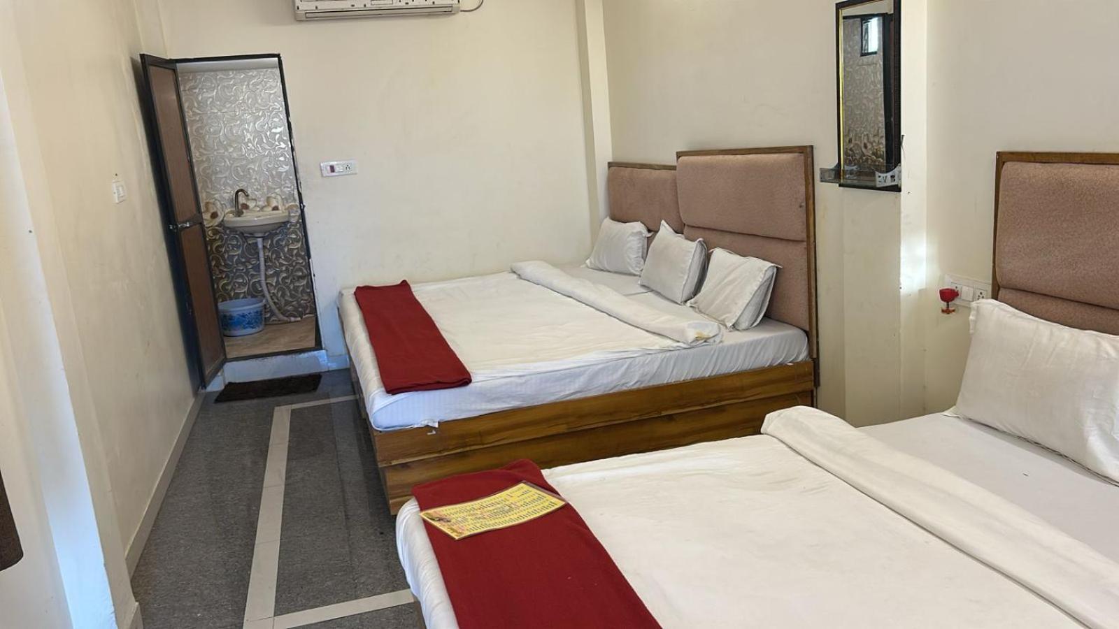 Hotel Empire Ujjain Esterno foto