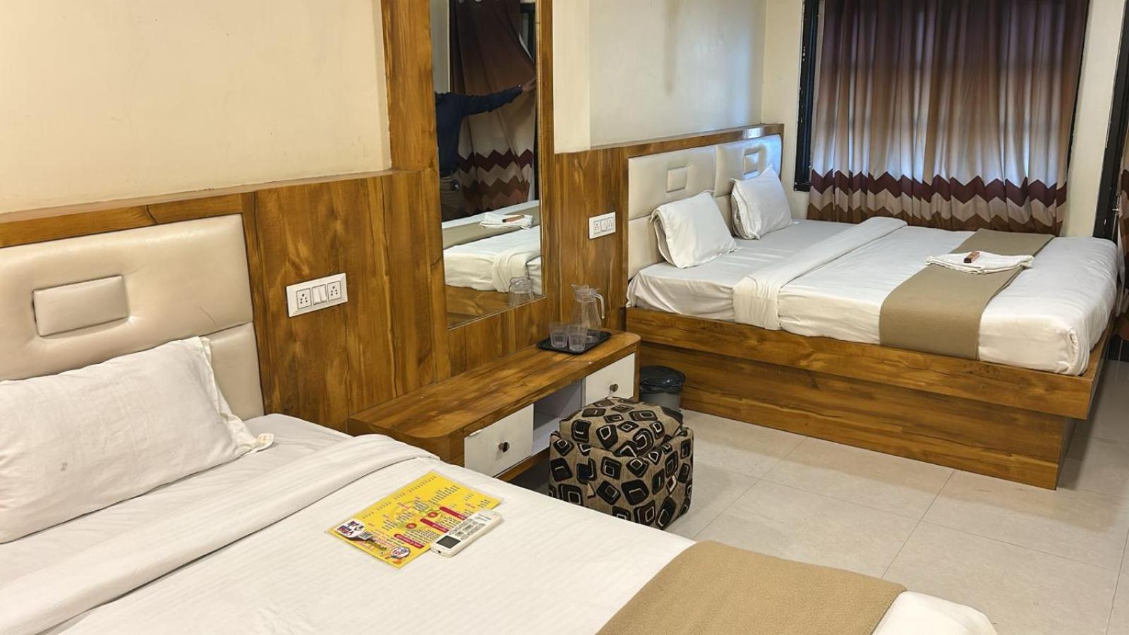 Hotel Empire Ujjain Esterno foto