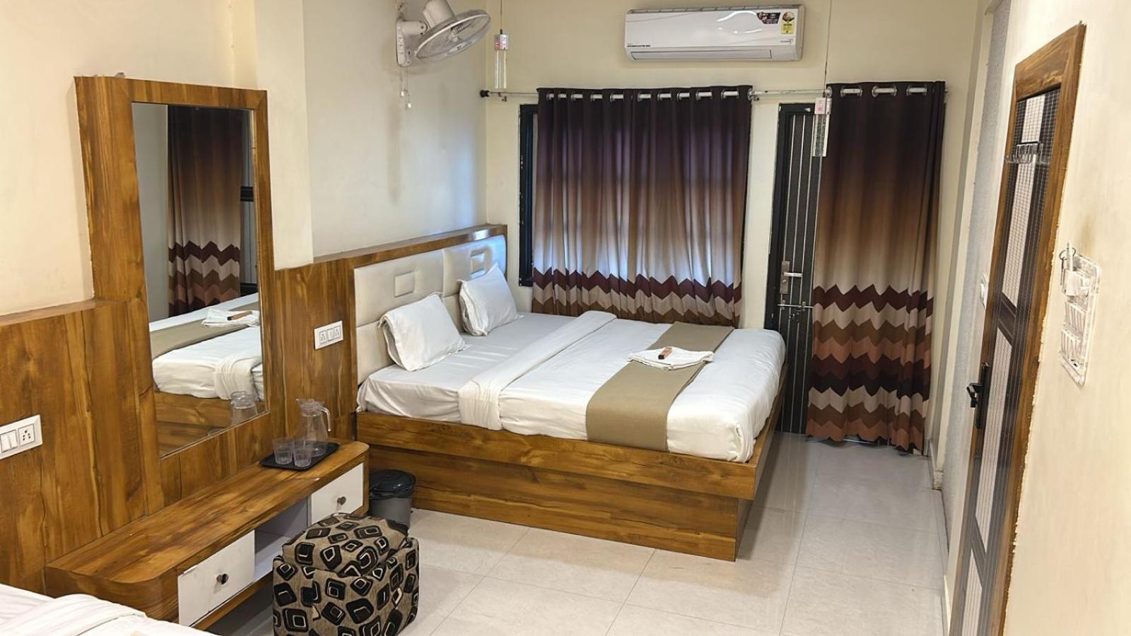 Hotel Empire Ujjain Esterno foto