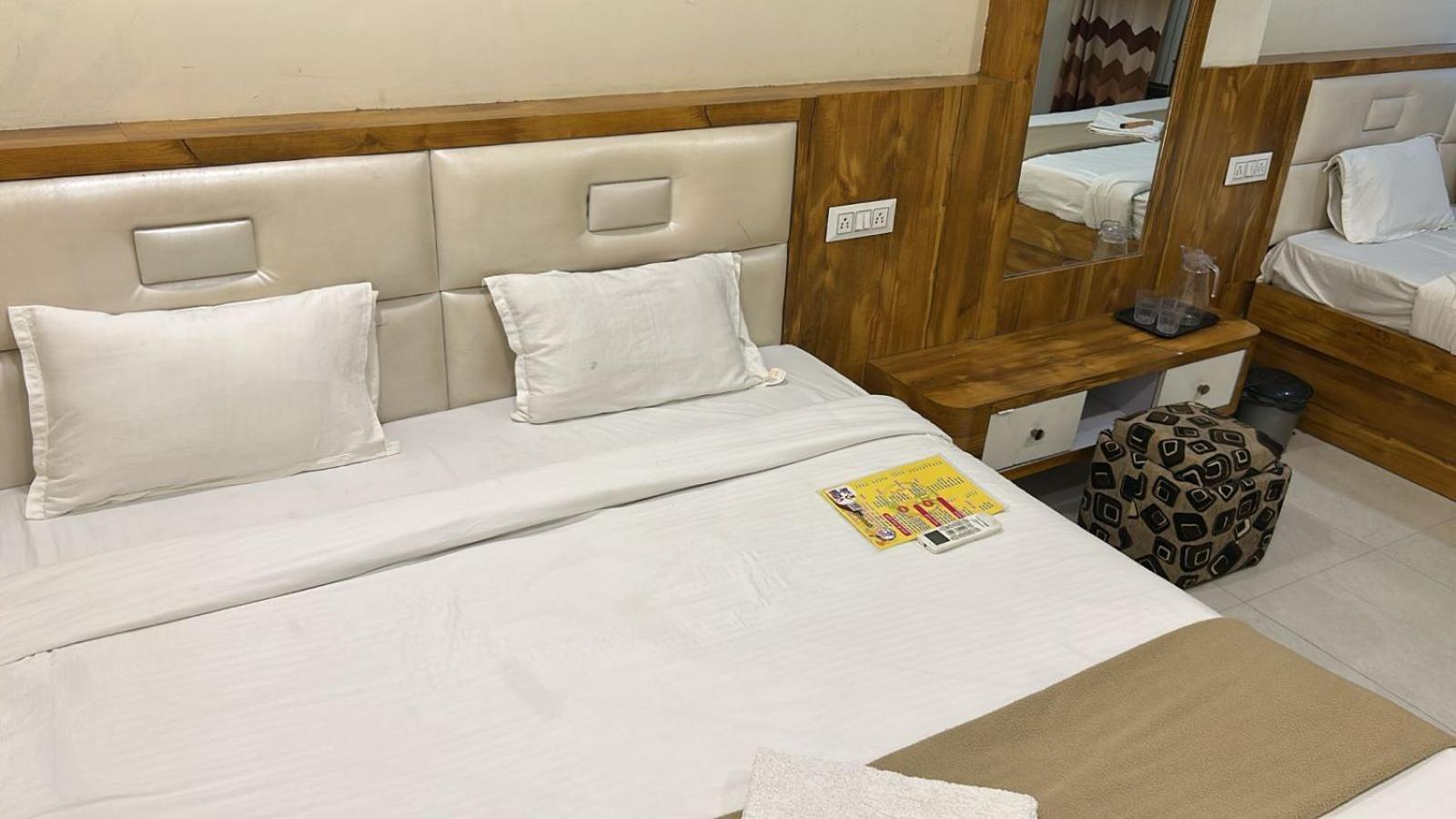 Hotel Empire Ujjain Esterno foto