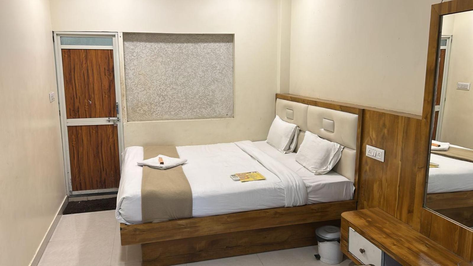 Hotel Empire Ujjain Esterno foto