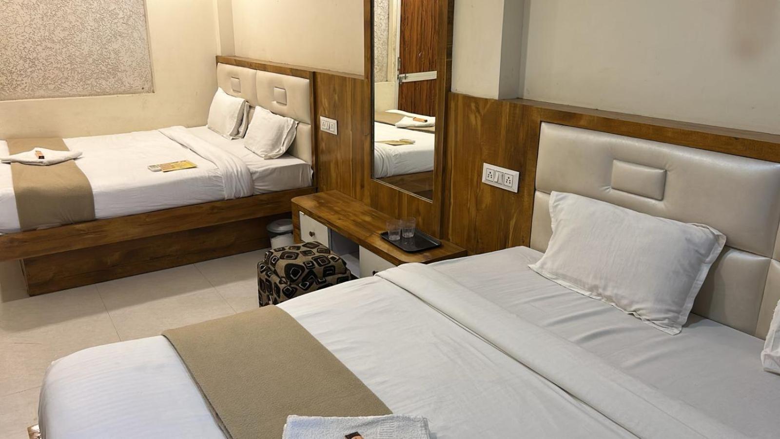 Hotel Empire Ujjain Esterno foto