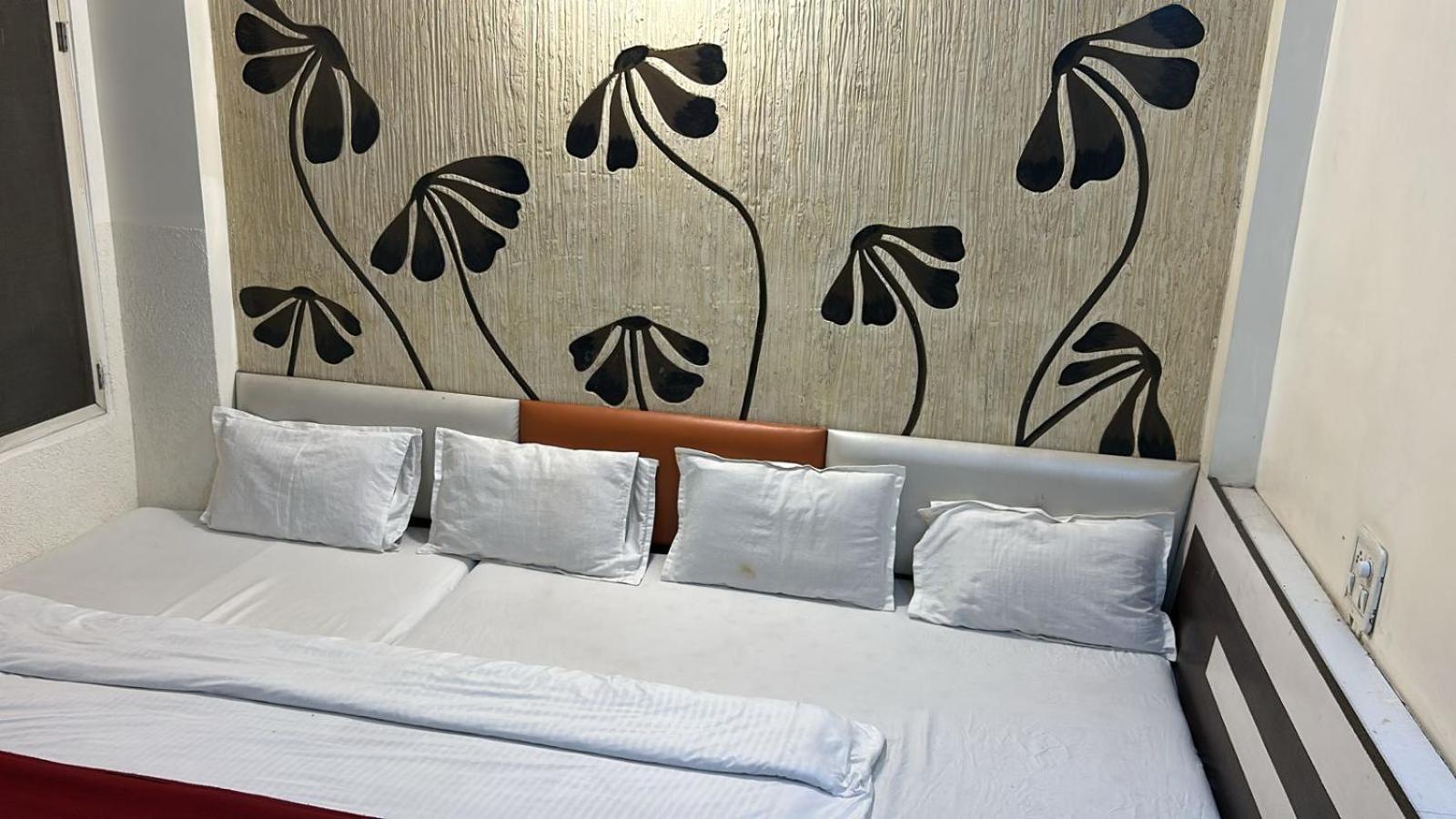Hotel Empire Ujjain Esterno foto