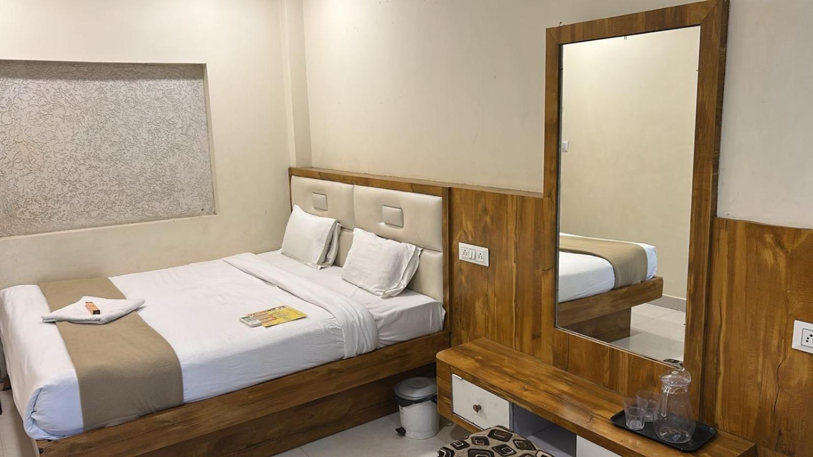 Hotel Empire Ujjain Esterno foto