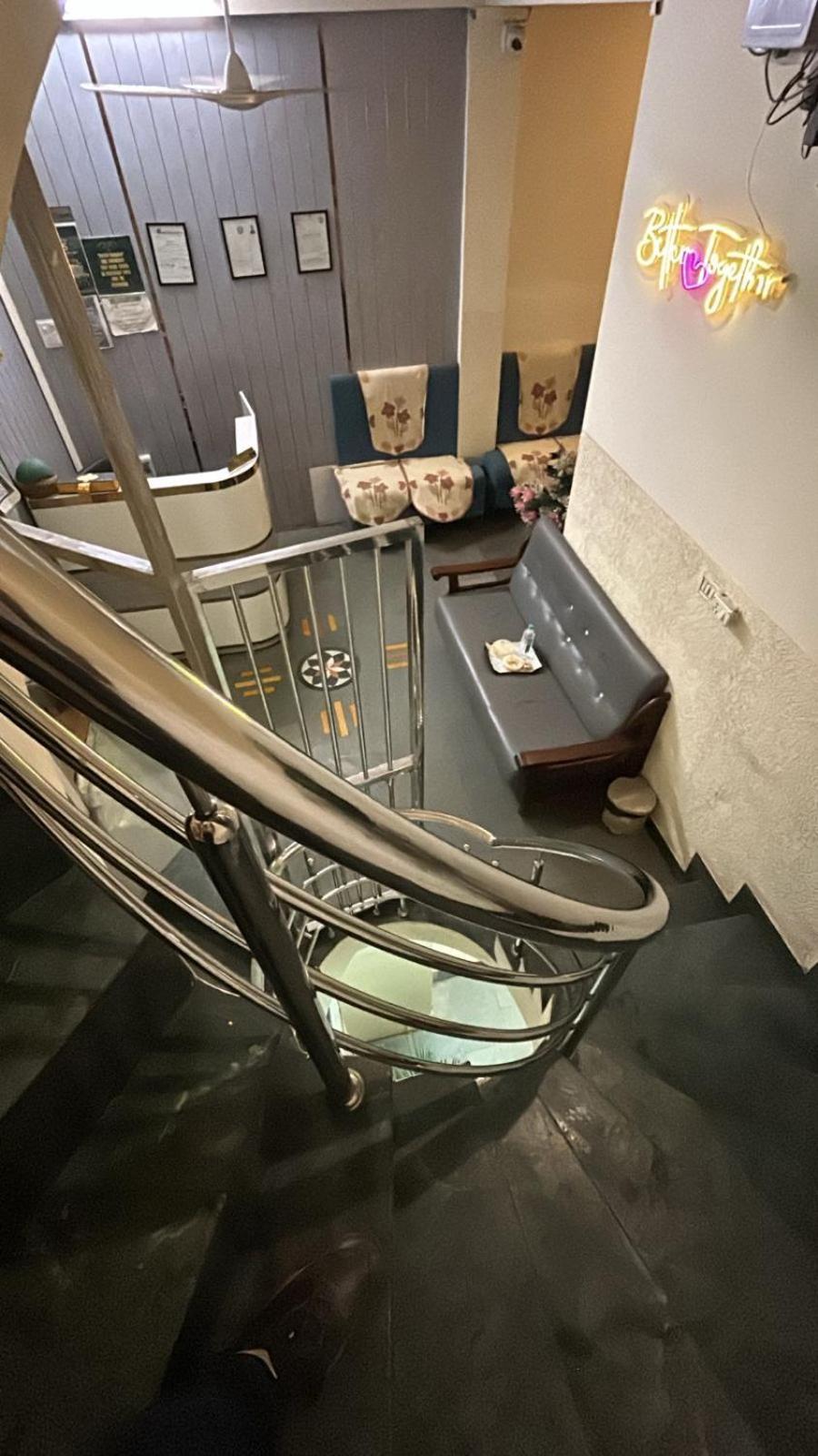 Hotel Empire Ujjain Esterno foto